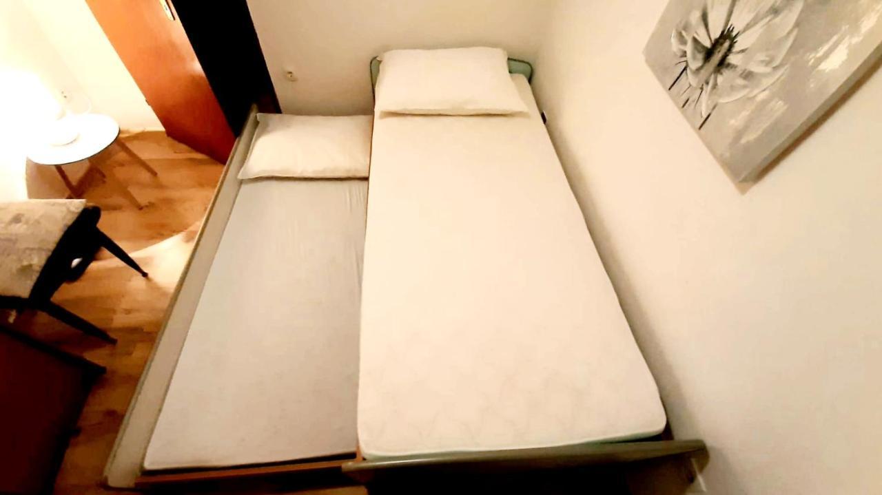 Apartment Leut With Spacious Terrace And Sea View สลาทิเน ภายนอก รูปภาพ