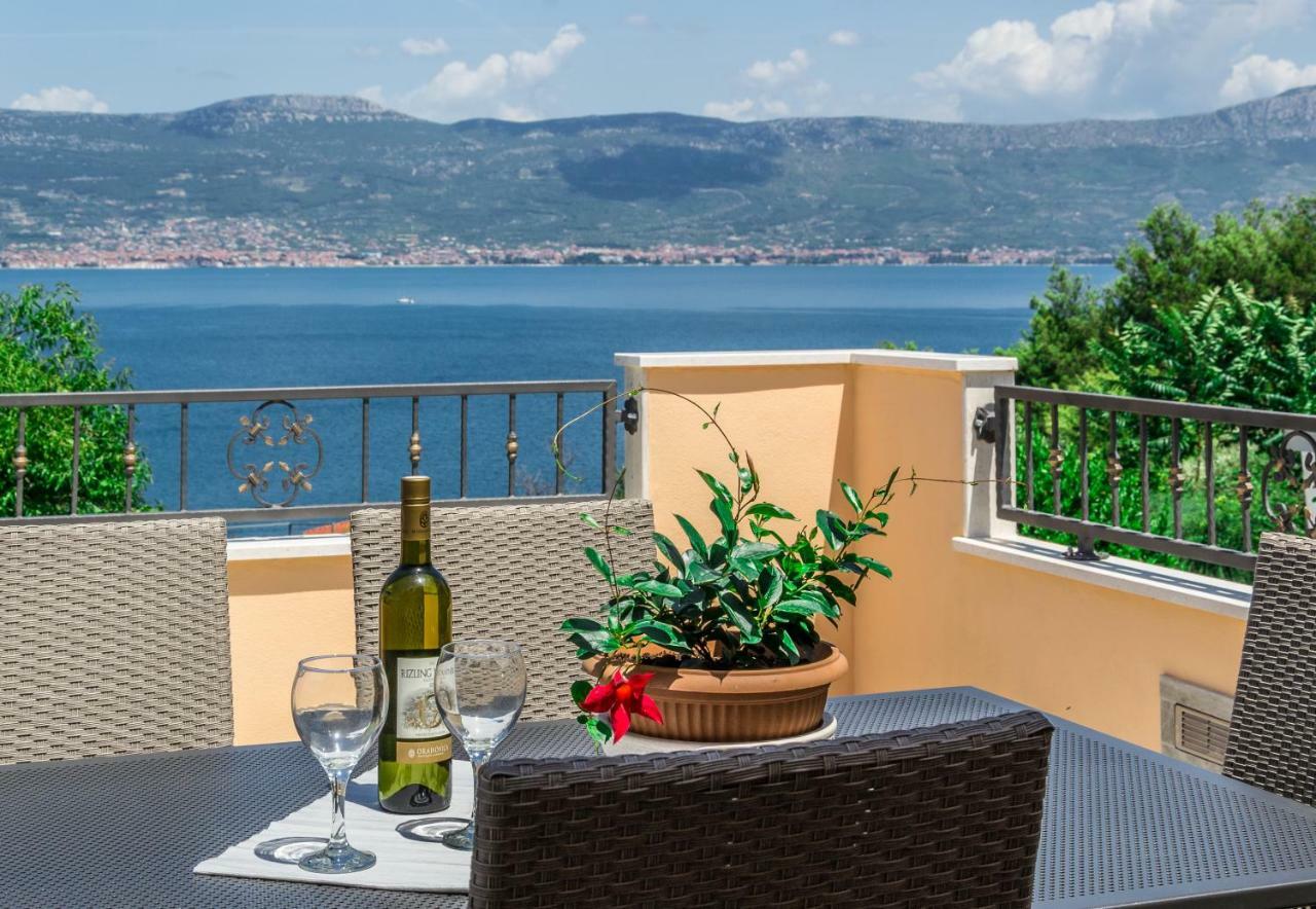 Apartment Leut With Spacious Terrace And Sea View สลาทิเน ภายนอก รูปภาพ
