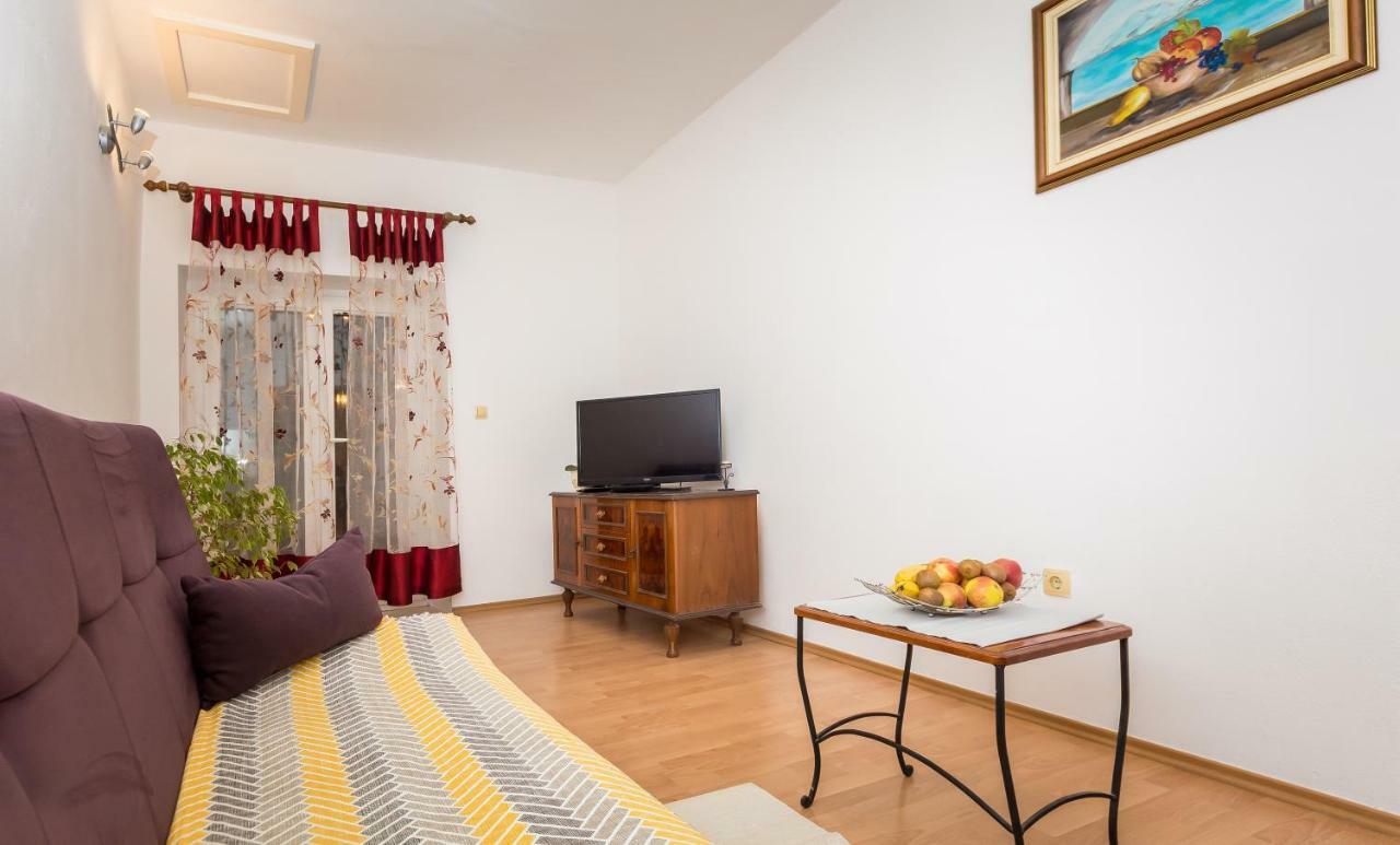 Apartment Leut With Spacious Terrace And Sea View สลาทิเน ภายนอก รูปภาพ