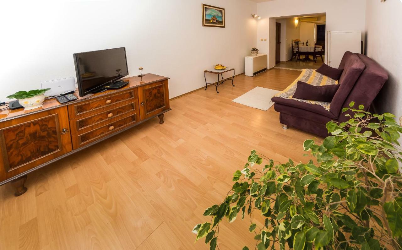 Apartment Leut With Spacious Terrace And Sea View สลาทิเน ภายนอก รูปภาพ
