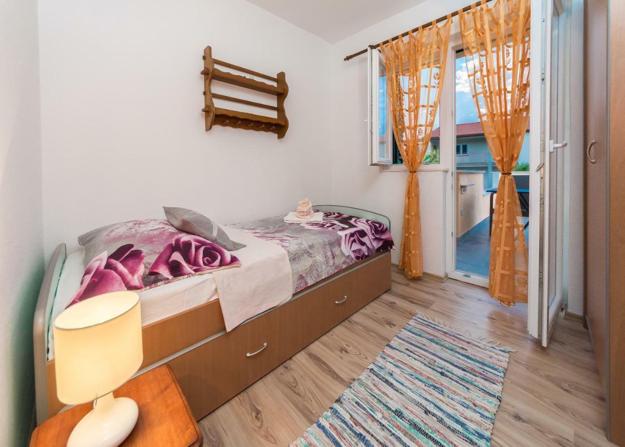 Apartment Leut With Spacious Terrace And Sea View สลาทิเน ภายนอก รูปภาพ