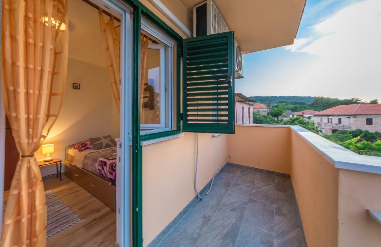 Apartment Leut With Spacious Terrace And Sea View สลาทิเน ภายนอก รูปภาพ